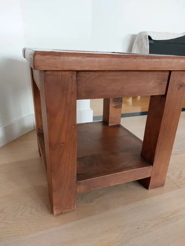 Mesa auxiliar madera maciza y cristal.