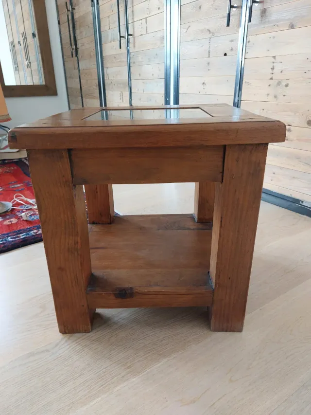 Mesa auxiliar madera maciza y cristal.