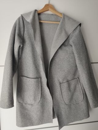 Parka gris con capucha