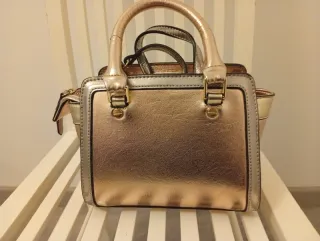 Bolso de mano dorado y plateado