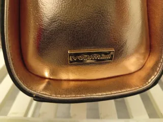 Bolso de mano dorado y plateado