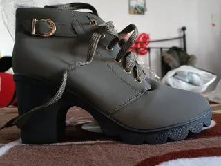 Botines verde botella con hebilla y cordones