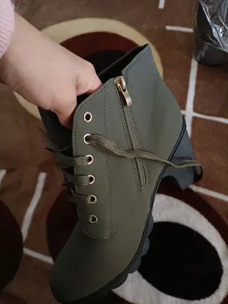 Botines verde botella con hebilla y cordones