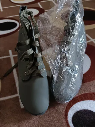 Botines verde botella con hebilla y cordones