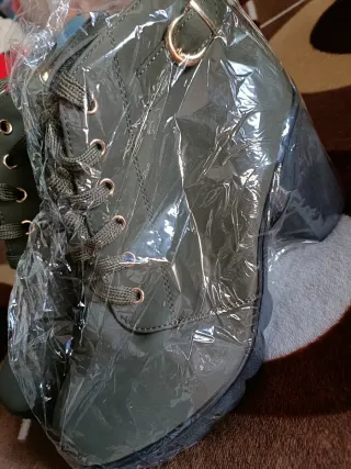 Botines verde botella con hebilla y cordones