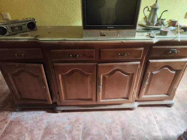 Mueble de salón de pino con cristal