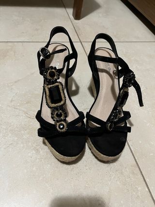 Sandalias de tacón negras con pedrería
