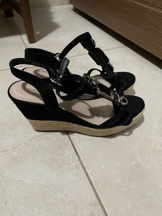 Sandalias de tacón negras con pedrería