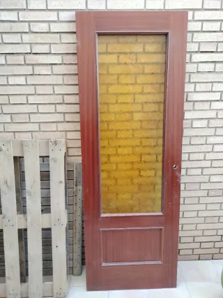 Puerta maciza comedor con cristal