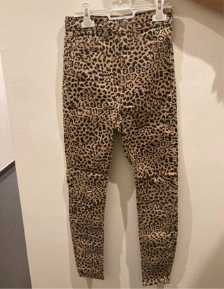 Pantalones vaqueros con estampado de leopardo