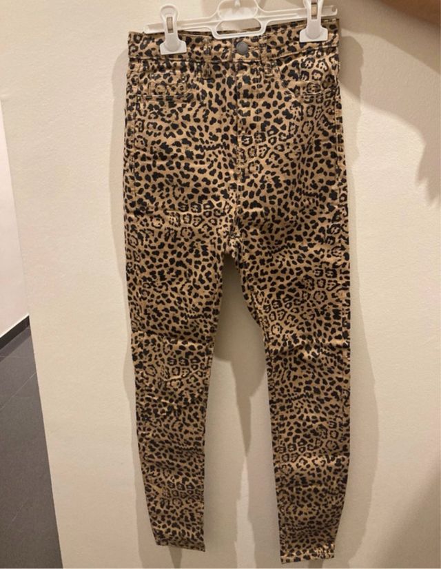 Pantalones vaqueros con estampado de leopardo