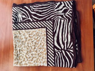 Foulard animal print marrón y beige 120x120 cm