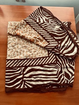 Foulard animal print marrón y beige 120x120 cm