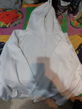 Sudadera con capucha blanca y multicolor