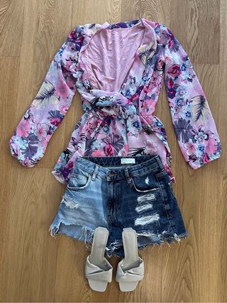 Conjunto mono floral, shorts vaqueros y sandalias