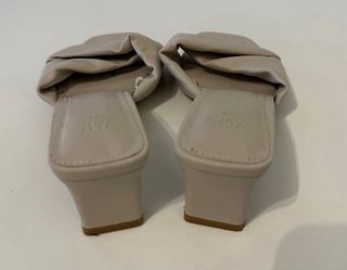 Conjunto mono floral, shorts vaqueros y sandalias