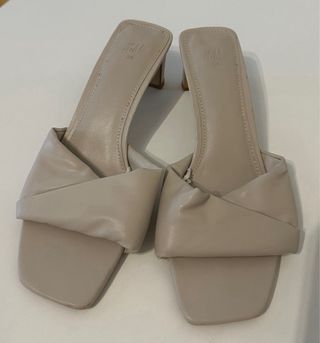 Conjunto mono floral, shorts vaqueros y sandalias