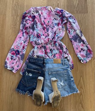 Conjunto mono floral, shorts vaqueros y sandalias