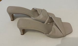 Conjunto mono floral, shorts vaqueros y sandalias