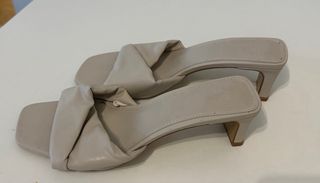 Conjunto mono floral, shorts vaqueros y sandalias