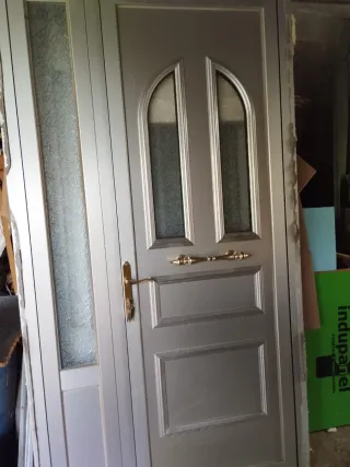 Puerta aluminio Gris con marco