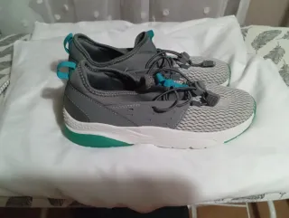 Zapatillas deportivas grises y verdes