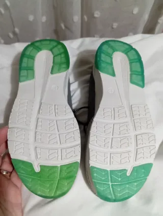 Zapatillas deportivas grises y verdes