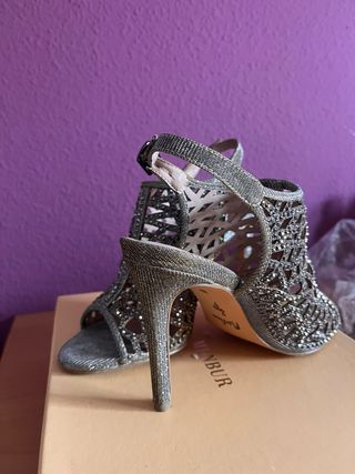 Zapatos de tacón plateados con pedrería