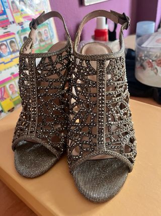Zapatos de tacón plateados con pedrería