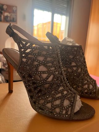 Zapatos de tacón plateados con pedrería
