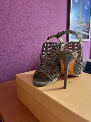 Zapatos de tacón plateados con pedrería