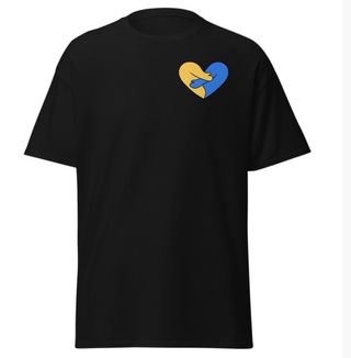 Camiseta con símbolo de corazón representa Ucrania