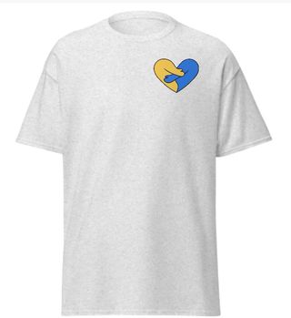 Camiseta con símbolo de corazón representa Ucrania