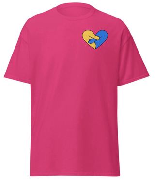 Camiseta con símbolo de corazón representa Ucrania