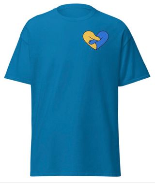 Camiseta con símbolo de corazón representa Ucrania
