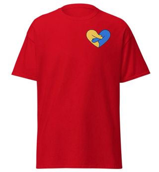 Camiseta con símbolo de corazón representa Ucrania