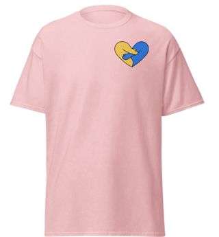 Camiseta con símbolo de corazón representa Ucrania