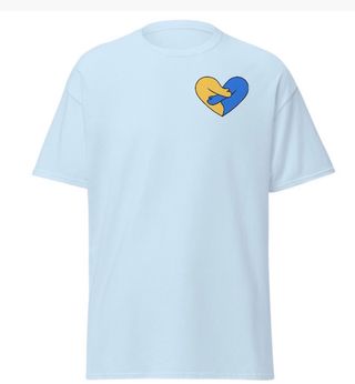 Camiseta con símbolo de corazón representa Ucrania