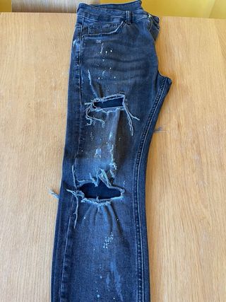 Vaqueros negros hombre rotos y pintados