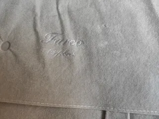 Bandeja plateada con asas decoradas