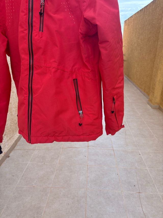 Abrigo para la nieve con capucha usada 2 veces