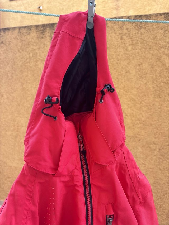 Abrigo para la nieve con capucha usada 2 veces