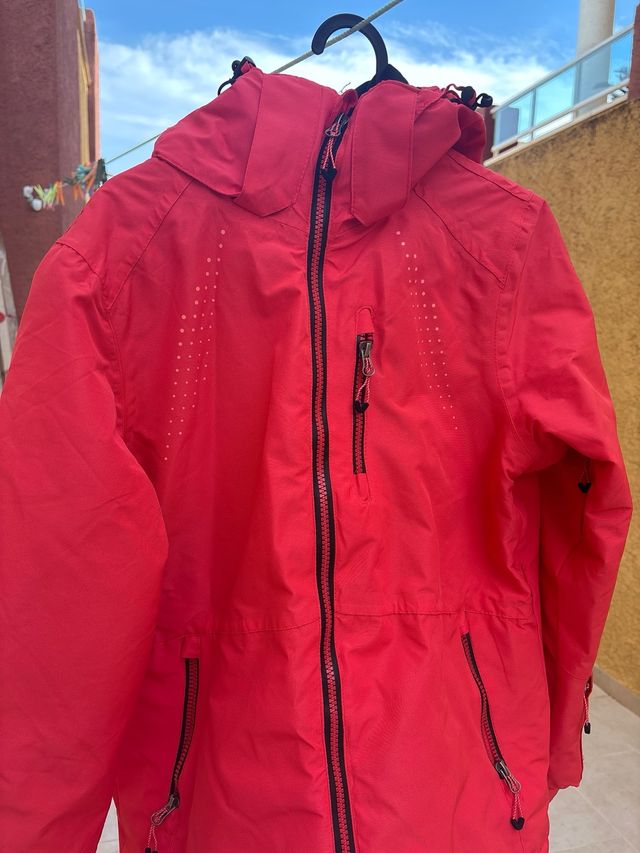 Abrigo para la nieve con capucha usada 2 veces