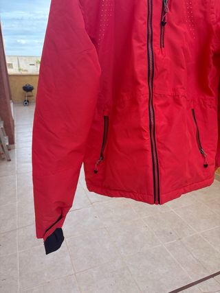 Abrigo para la nieve con capucha usada 2 veces