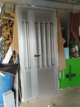 Puerta aluminio con marco