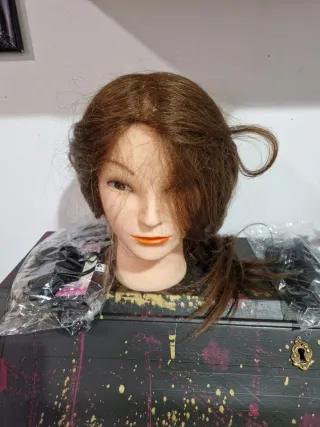 Testa per parrucchiere con capelli castani