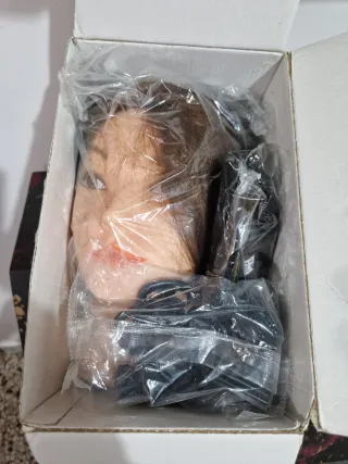 Testa per parrucchiere con capelli castani