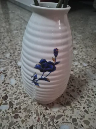 Jarrón de cerámica blanco con flores azules