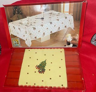 Tovaglia natalizia con design di alberi