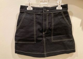 Falda vaquera negra con pespuntes